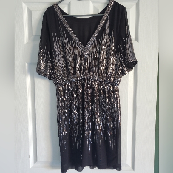 Sequins scoop neck dress - Picture 2 of 3